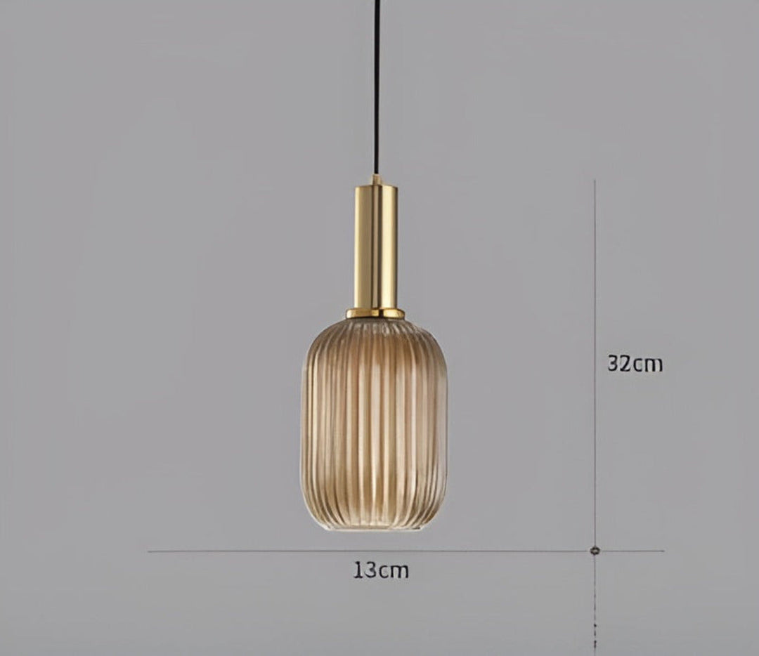 Suspension luminaire rétro en verre strié, design intemporel, pour une ambiance raffinée.