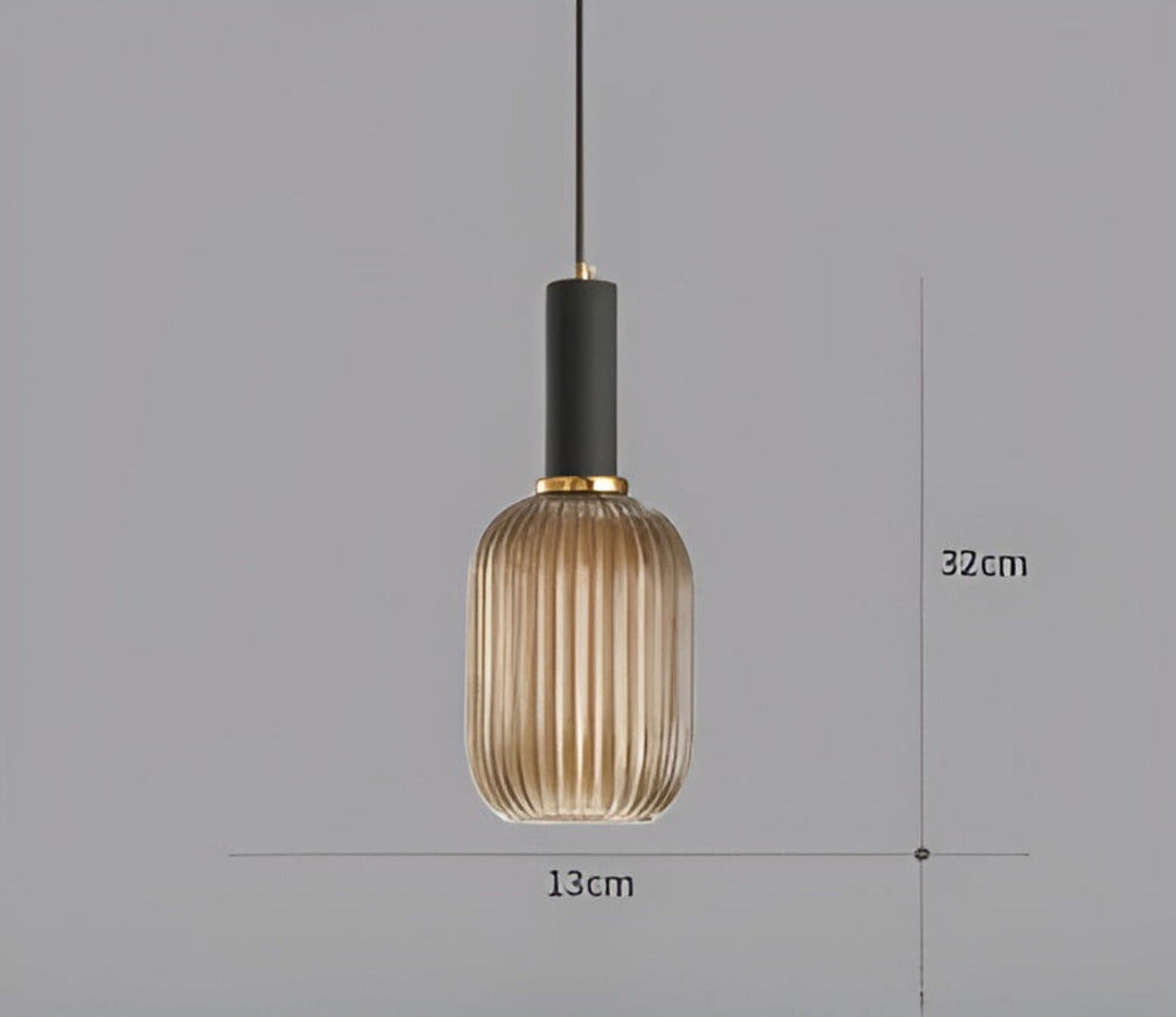 Luminaire rétro en verre strié, idéal pour illuminer un îlot de cuisine avec style.
