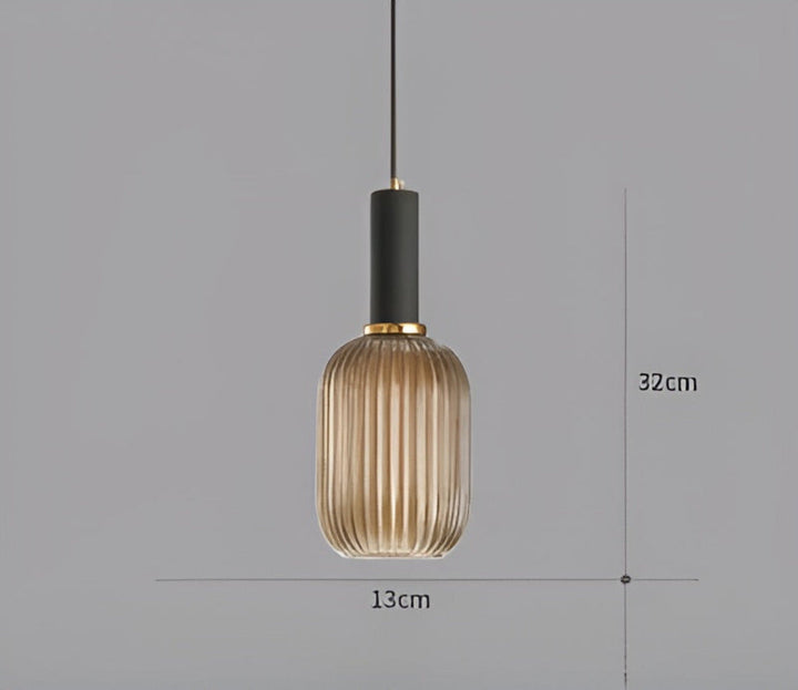 Luminaire rétro en verre strié, idéal pour illuminer un îlot de cuisine avec style.