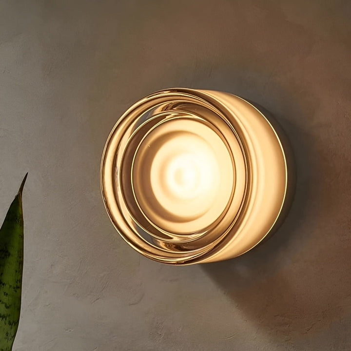 Décoration murale moderne: applique LED en verre, lumière chaude, ambiance scandinave.