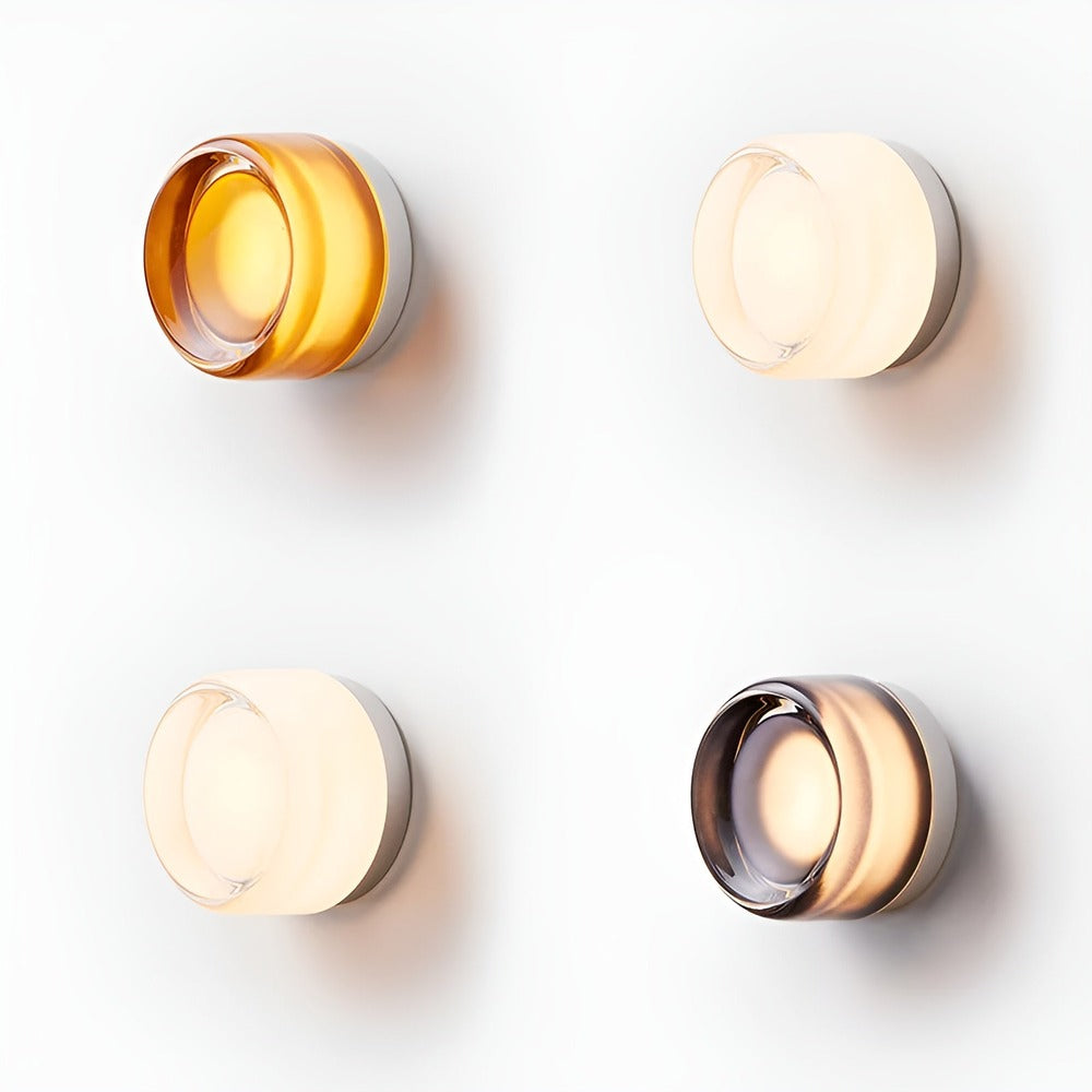 Lampe murale LED élégante, verre scandinave, apporte lumière chaude à l'intérieur.