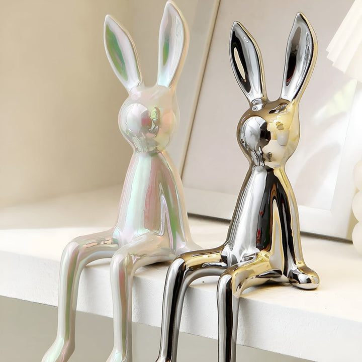 Statue de lapin en céramique scintillante. Ornement chic et moderne pour agrémenter votre intérieur.