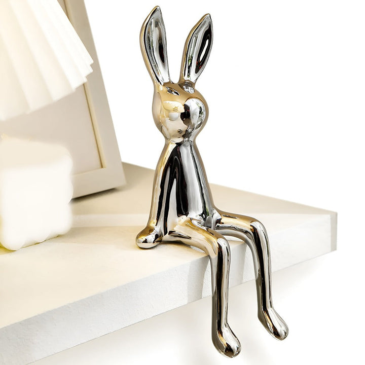 Décoration intérieure: élégante sculpture de lapin en céramique brillante, un accent de design unique.