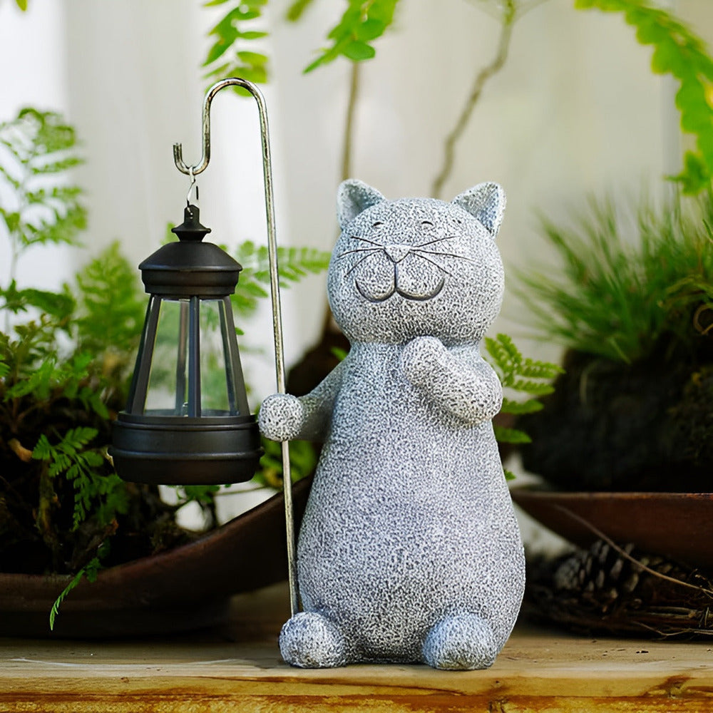 Adorable statue de chat en résine avec lampe solaire intégrée pour égayer et illuminer votre jardin.