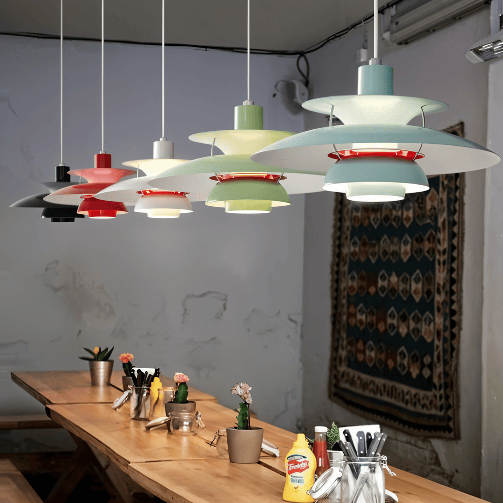 Design nordique minimaliste, lampe suspendue pour un éclairage doux.
