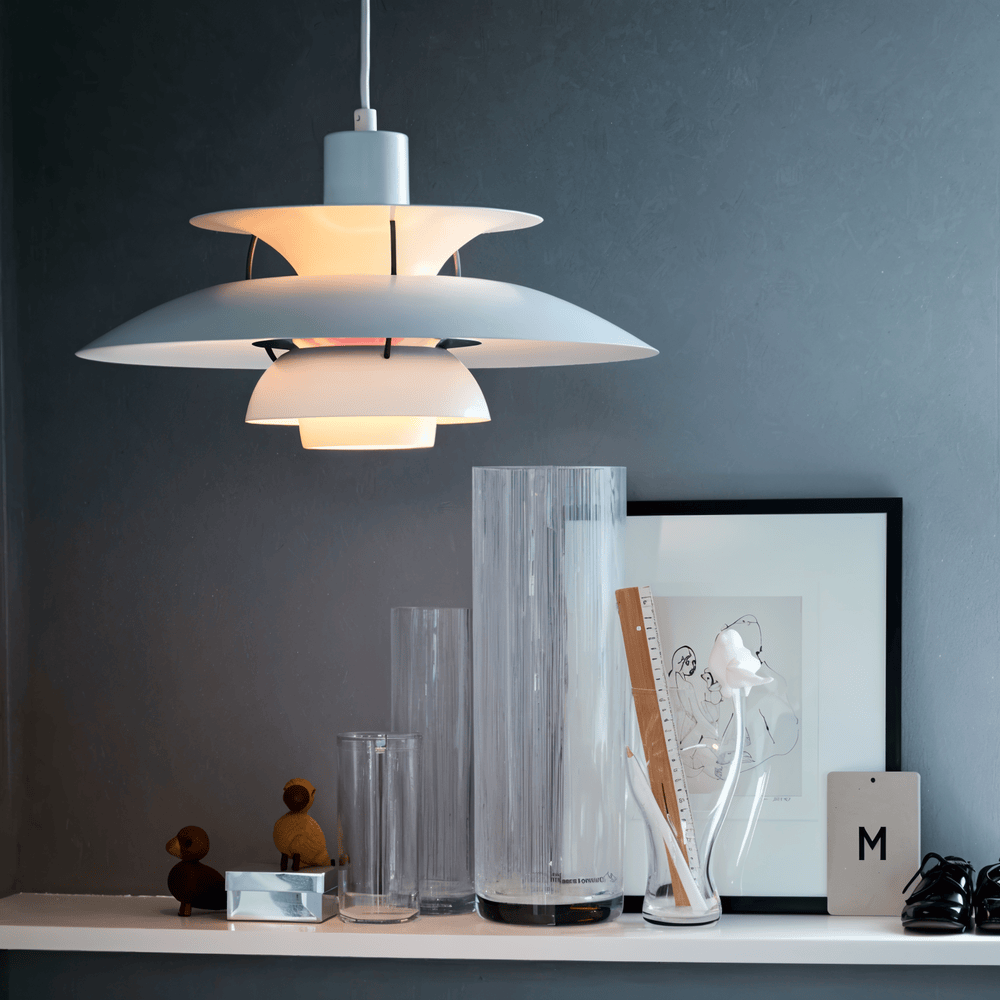 Lampe nordique minimaliste, diffuse une lumière agréable dans le salon.