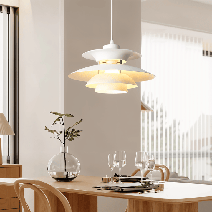 Lampe plafonnier scandinave moderne pour salon, design minimaliste élégant.