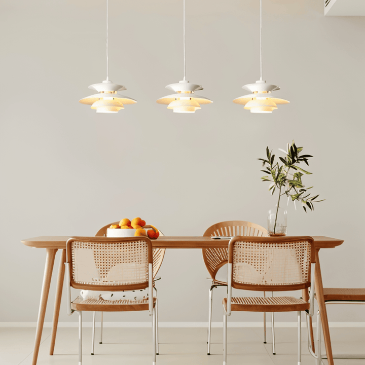 Lampe suspendue nordique chic, crée une ambiance cosy dans la cuisine.