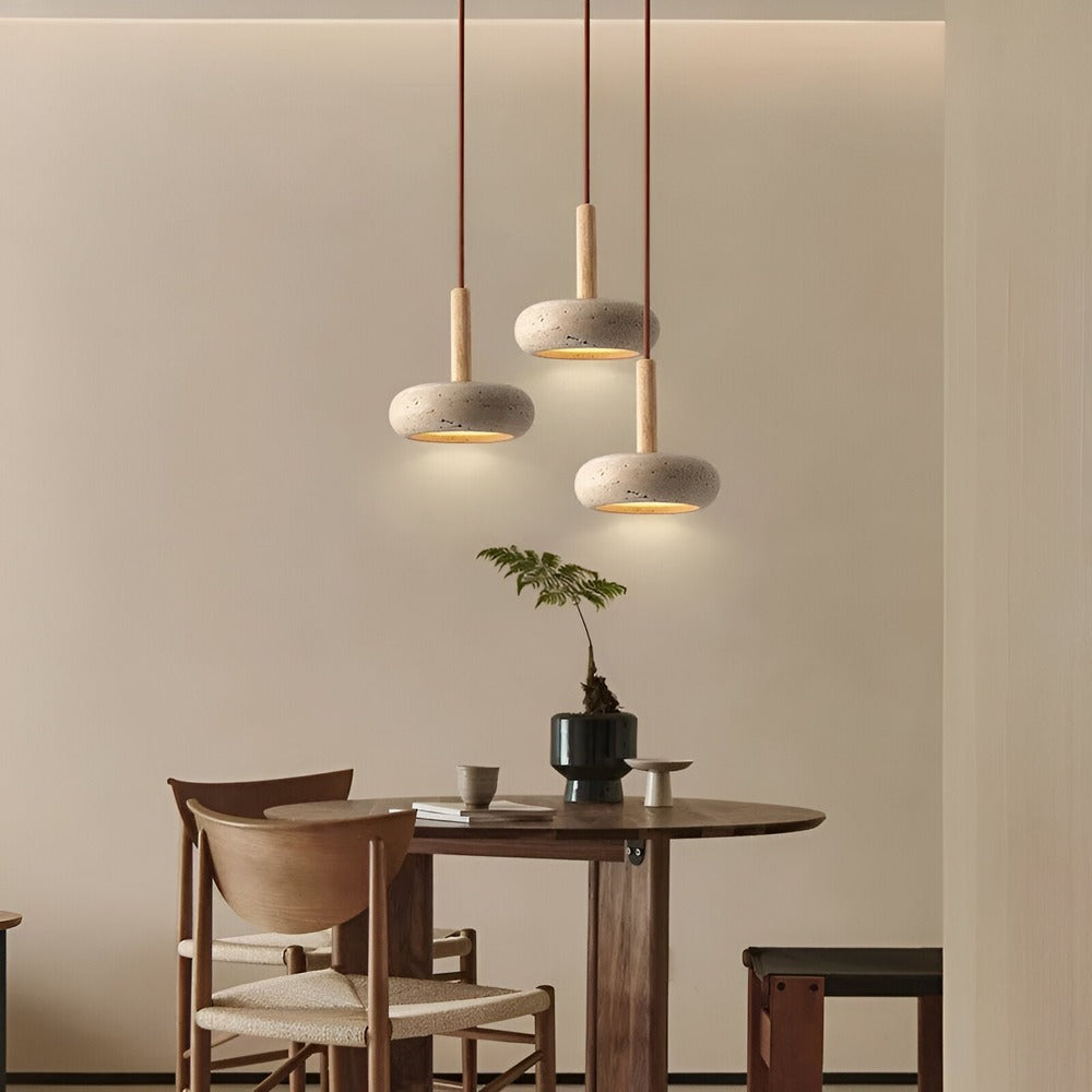 Décoration maison: lampe de plafond suspension en bois naturel et travertin. Éclairage intérieur design.