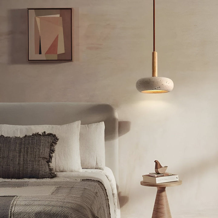 Suspension naturelle au style moderne, matériaux bois et travertin. Lampe pour une lumière chaude et invitante.