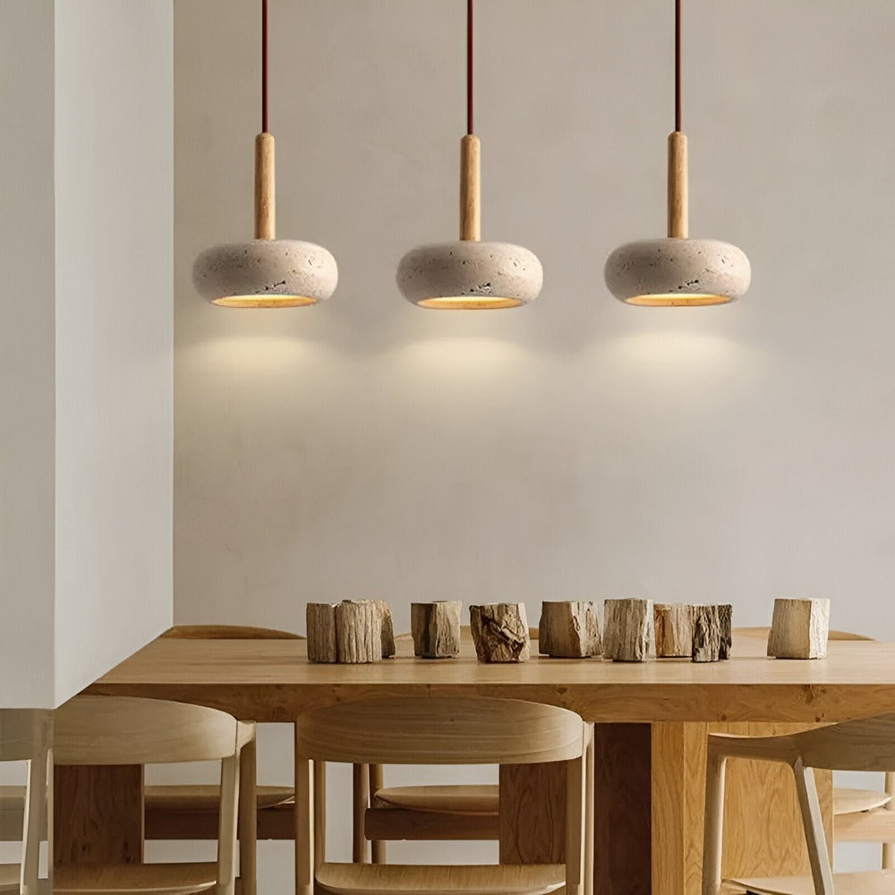 Lampe LED suspendue style moderne wabi-sabi, travertin et bois pour une décoration intérieure naturelle.