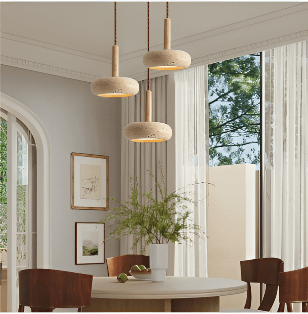 Suspension de plafond en travertin et bois naturel, luminaire design scandinave pour lumière chaude.