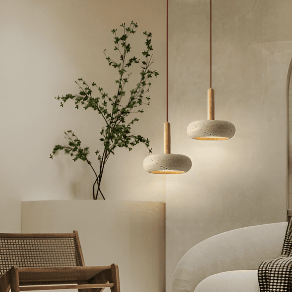 Lampe de plafond suspendue en travertin et bois naturel. Un éclairage intérieur apaisant et moderne.