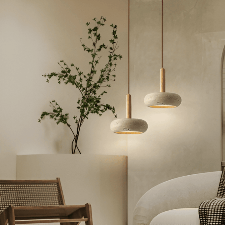 Lampe de plafond suspendue en travertin et bois naturel. Un éclairage intérieur apaisant et moderne.