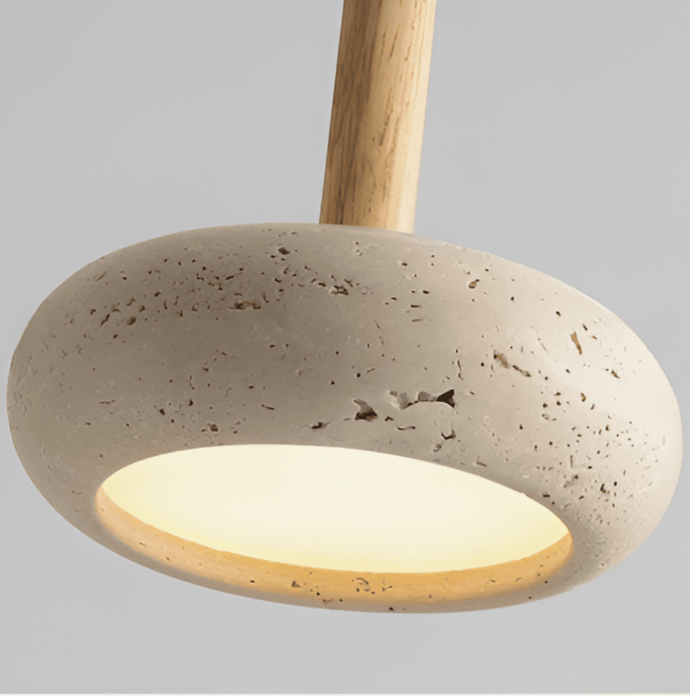 Luminaire de plafond en travertin et bois naturel. Cette suspension apportera une touche élégante à votre espace.