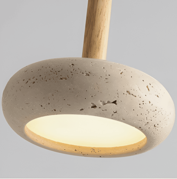 Luminaire de plafond en travertin et bois naturel. Cette suspension apportera une touche élégante à votre espace.