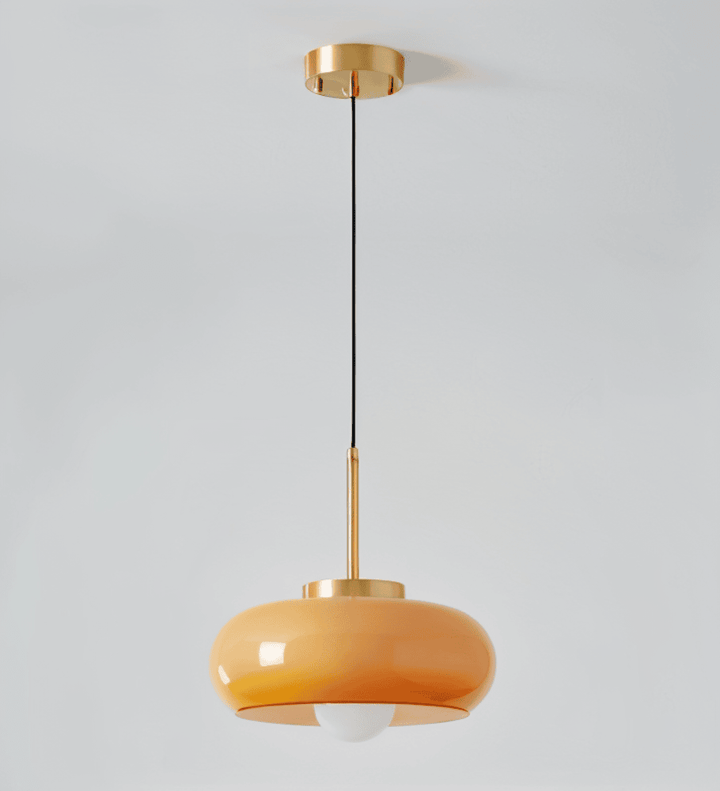 Luminaire suspendu rétro pour intérieur moderne, design élégant et chaleureux.