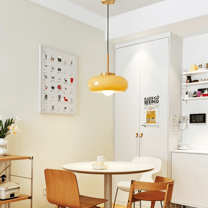 Luminaire suspendu rétro, design Bauhaus unique pour une lumière chaude et invitante.