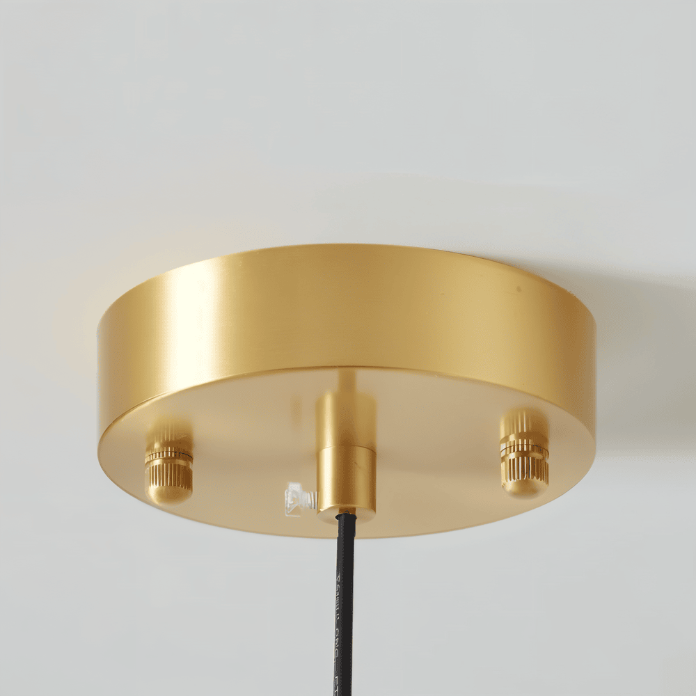 Éclairage suspendu rétro Bauhaus, crée une atmosphère cosy et design.