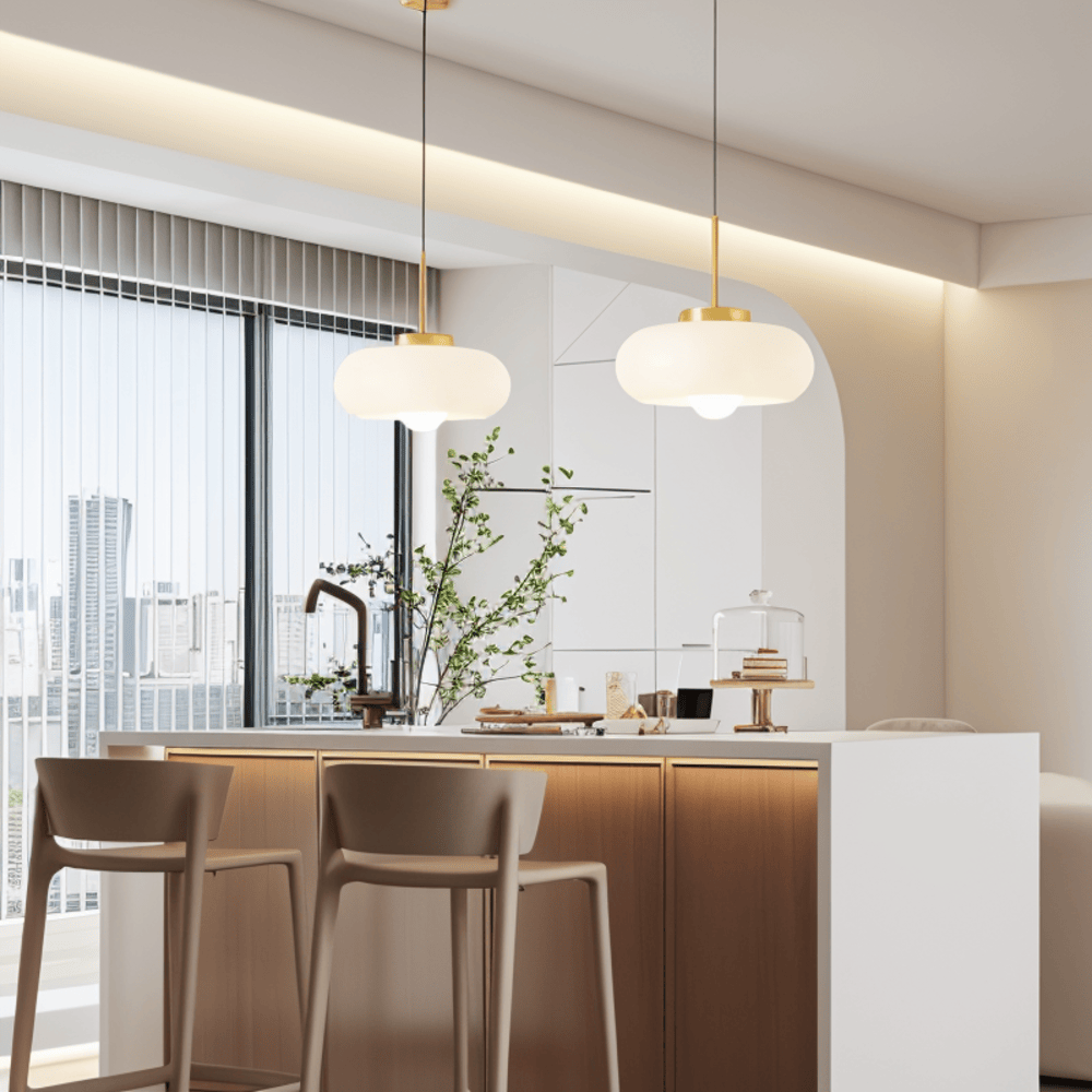 Lampe suspendue rétro Bauhaus, design élégant pour éclairage chaleureux intérieur.