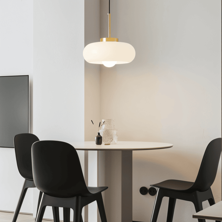 Lampe suspendue design rétro pour maison moderne, éclairage intérieur élégant.