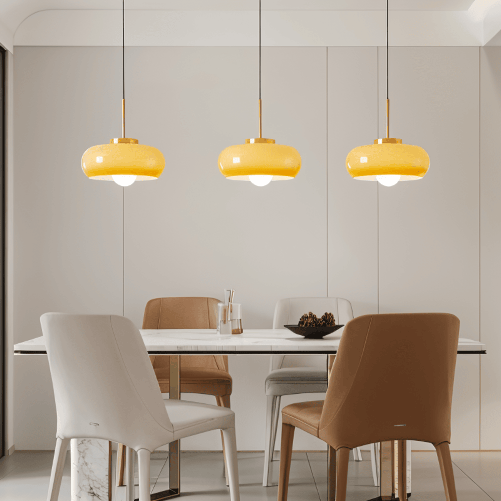 Élégante lampe suspendue Bauhaus, luminaire plafond à lumière chaleureuse.