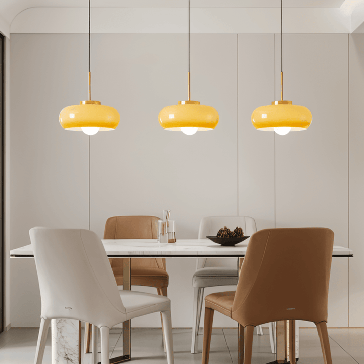 Élégante lampe suspendue Bauhaus, luminaire plafond à lumière chaleureuse.