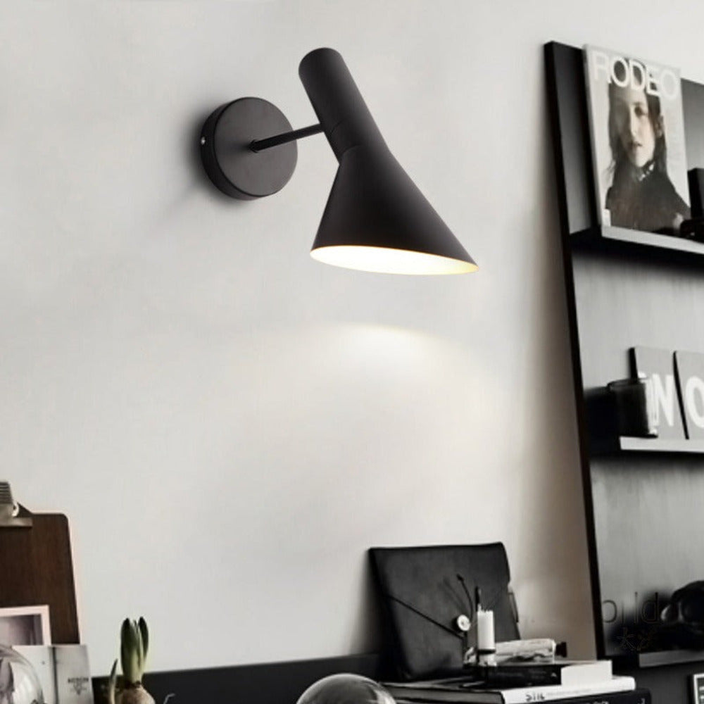 Applique murale LED moderne, réglable, idéale pour éclairage de salon ou chambre à coucher.