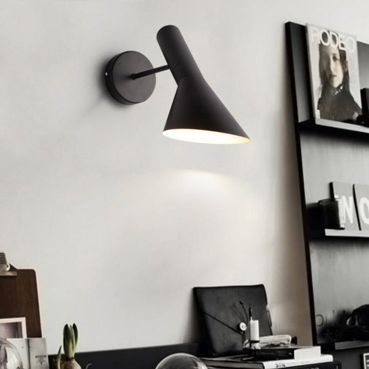Applique murale LED moderne, réglable, idéale pour éclairage de salon ou chambre à coucher.