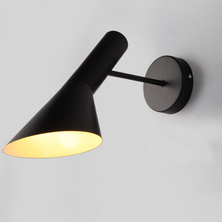 Lampe murale LED décorative, orientable, design moderne pour éclairage d'appoint intérieur.