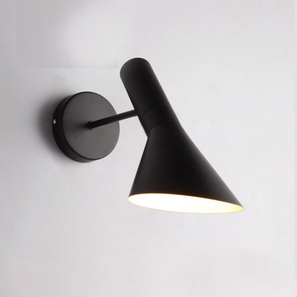 Applique murale LED blanche épurée, idéale pour éclairage de chevet réglable en chambre.