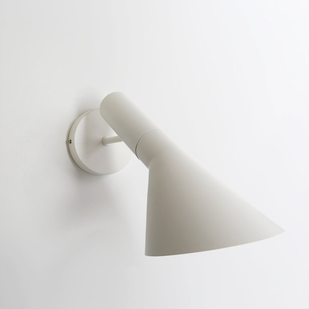 Applique murale noire, LED, réglable, parfaite pour un éclairage d'accentuation dans un salon moderne.