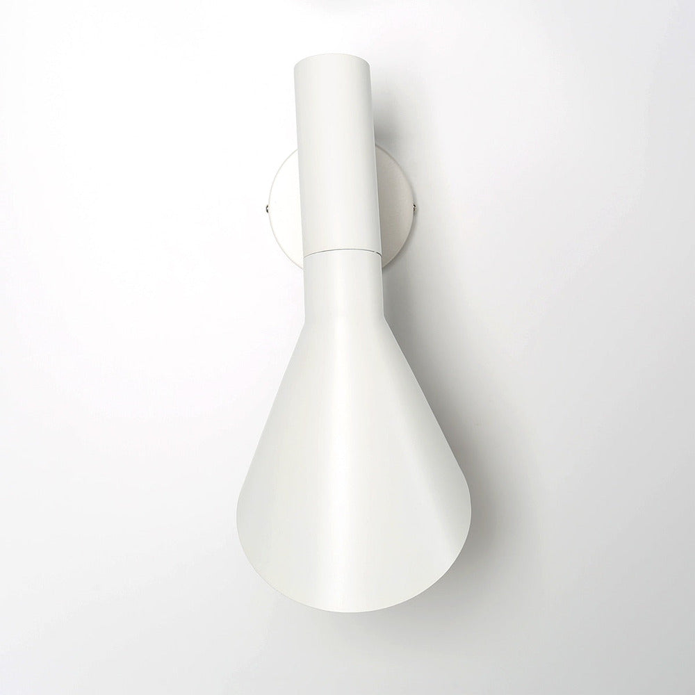 Applique LED design pour salon, avec bras réglable, offrant un éclairage directionnel.