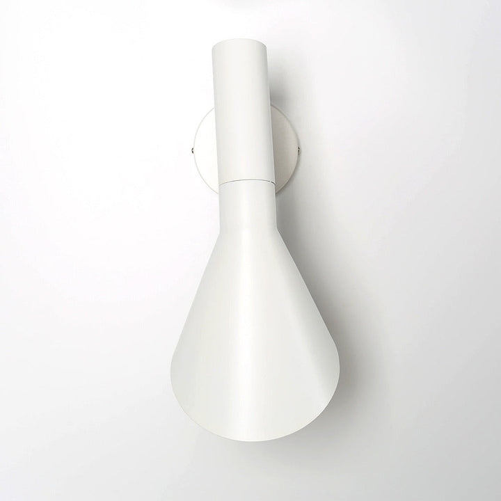Applique LED design pour salon, avec bras réglable, offrant un éclairage directionnel.