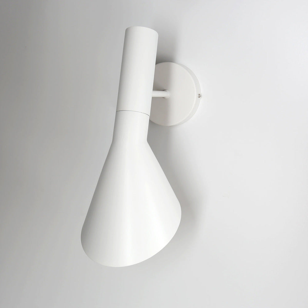 Applique murale LED contemporaine, orientable, disponible en blanc ou noir pour tout décor.