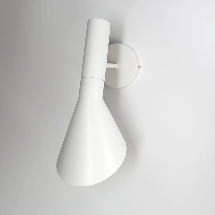 Applique murale LED contemporaine, orientable, disponible en blanc ou noir pour tout décor.
