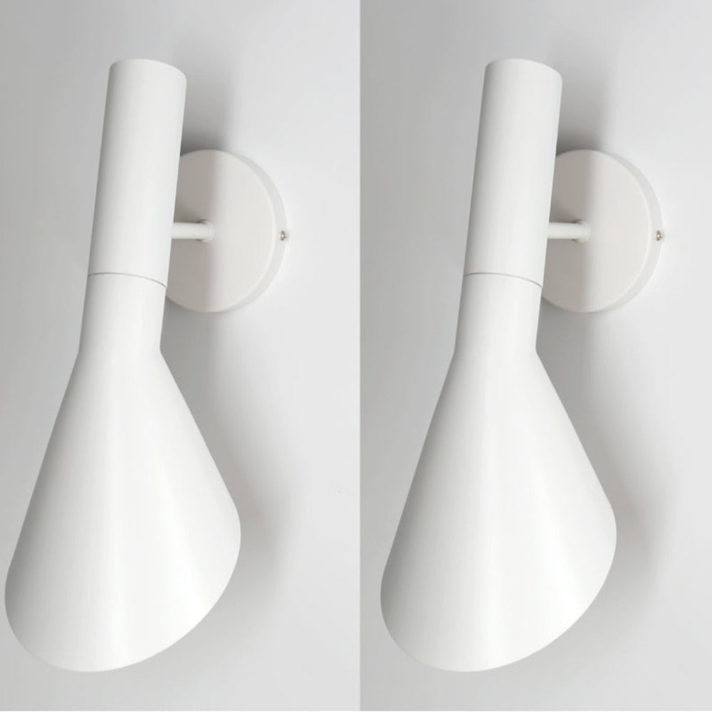 Éclairage mural LED, réglable, noir, design minimaliste pour chambre à coucher ou salon moderne.