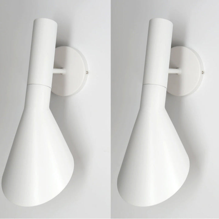 Éclairage mural LED, réglable, noir, design minimaliste pour chambre à coucher ou salon moderne.