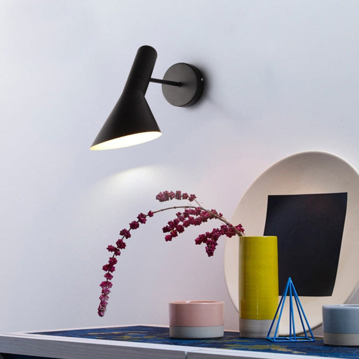 Design épuré noir : applique murale LED ajustable, parfaite pour un éclairage intérieur contemporain.