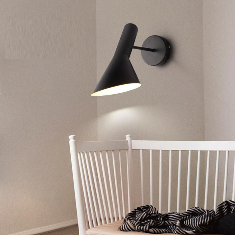 Applique murale LED blanche, fonctionnelle et décorative, pour salon ou chambre.