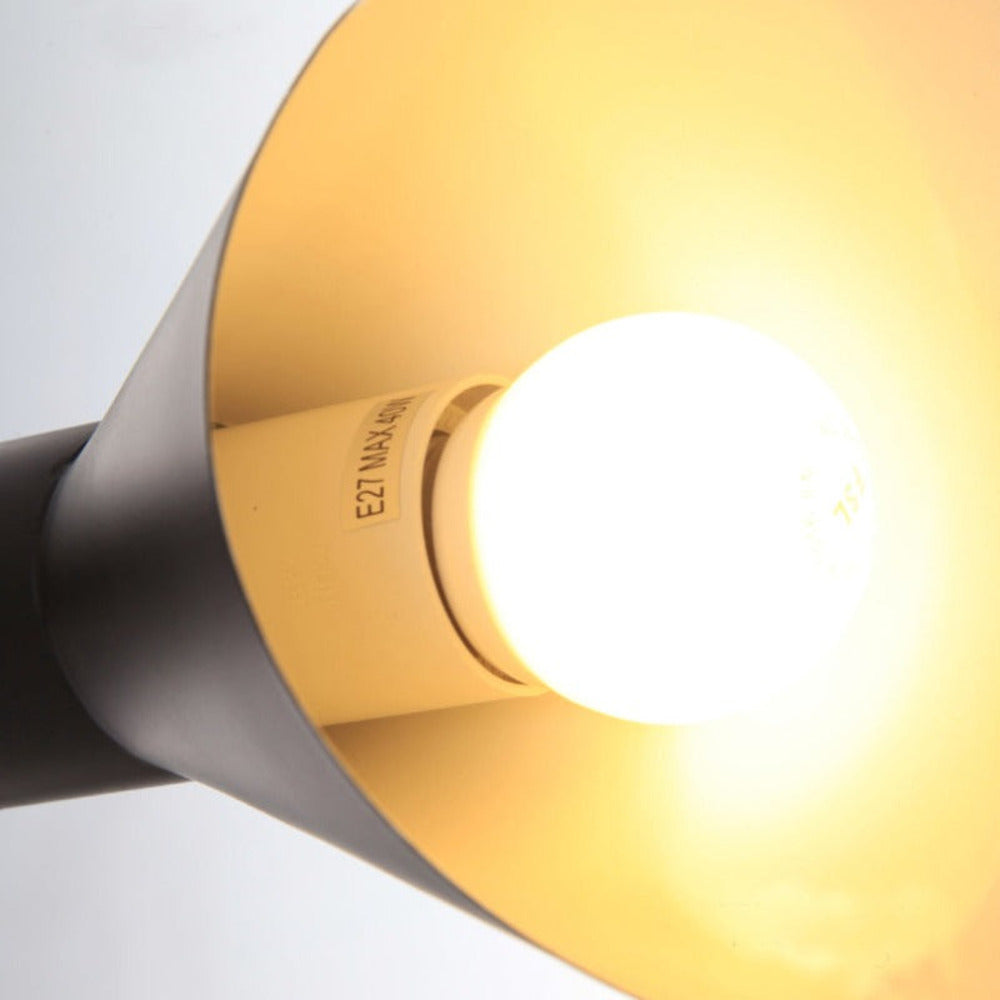 Applique LED moderne, directionnelle, pour lumière optimale dans intérieur, disponible en blanc ou noir.