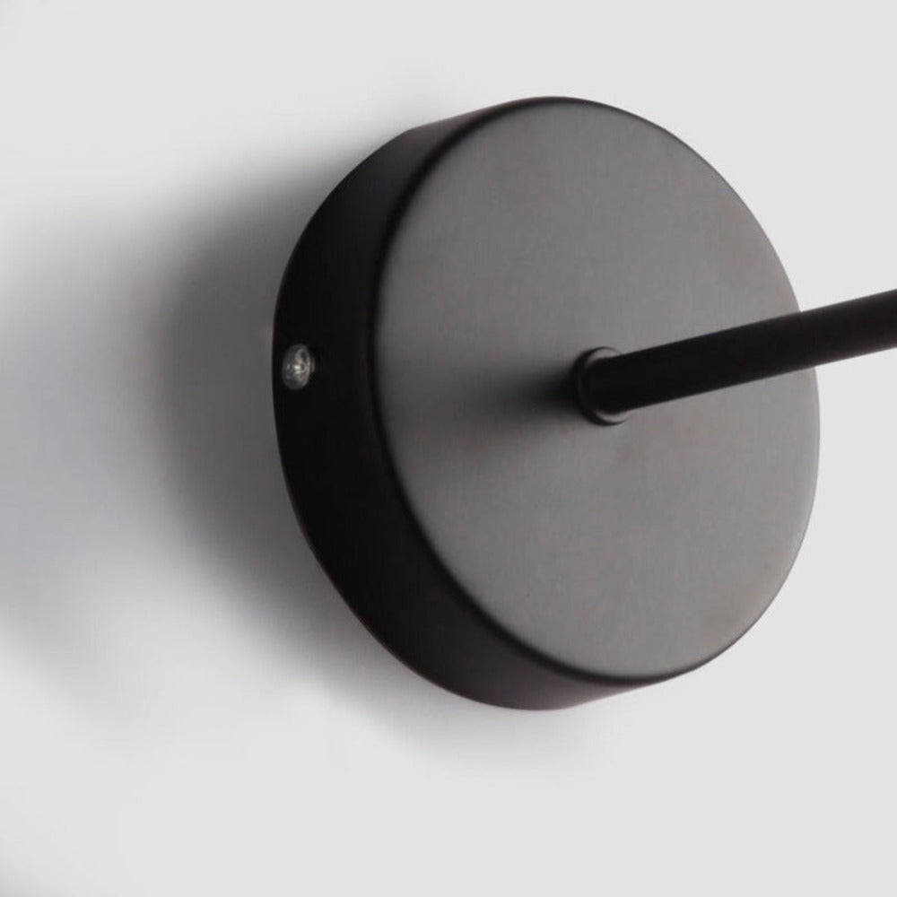 Applique murale LED noire, au design contemporain, pour un éclairage ciblé dans le salon.