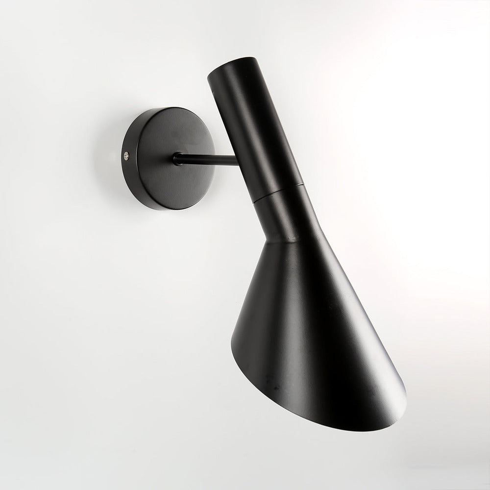 Éclairage intérieur LED blanc, mural et ajustable, pour créer une ambiance chaleureuse dans la chambre.