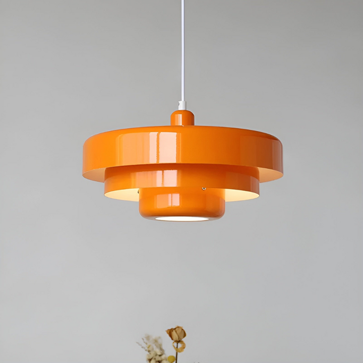 Lampe suspension vintage scandinave, couleurs chaudes pour une décoration accueillante et lumineuse.