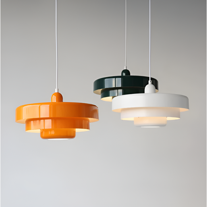 Luminaire suspendu scandinave vert, style vintage élégant, parfait pour une déco chaleureuse.