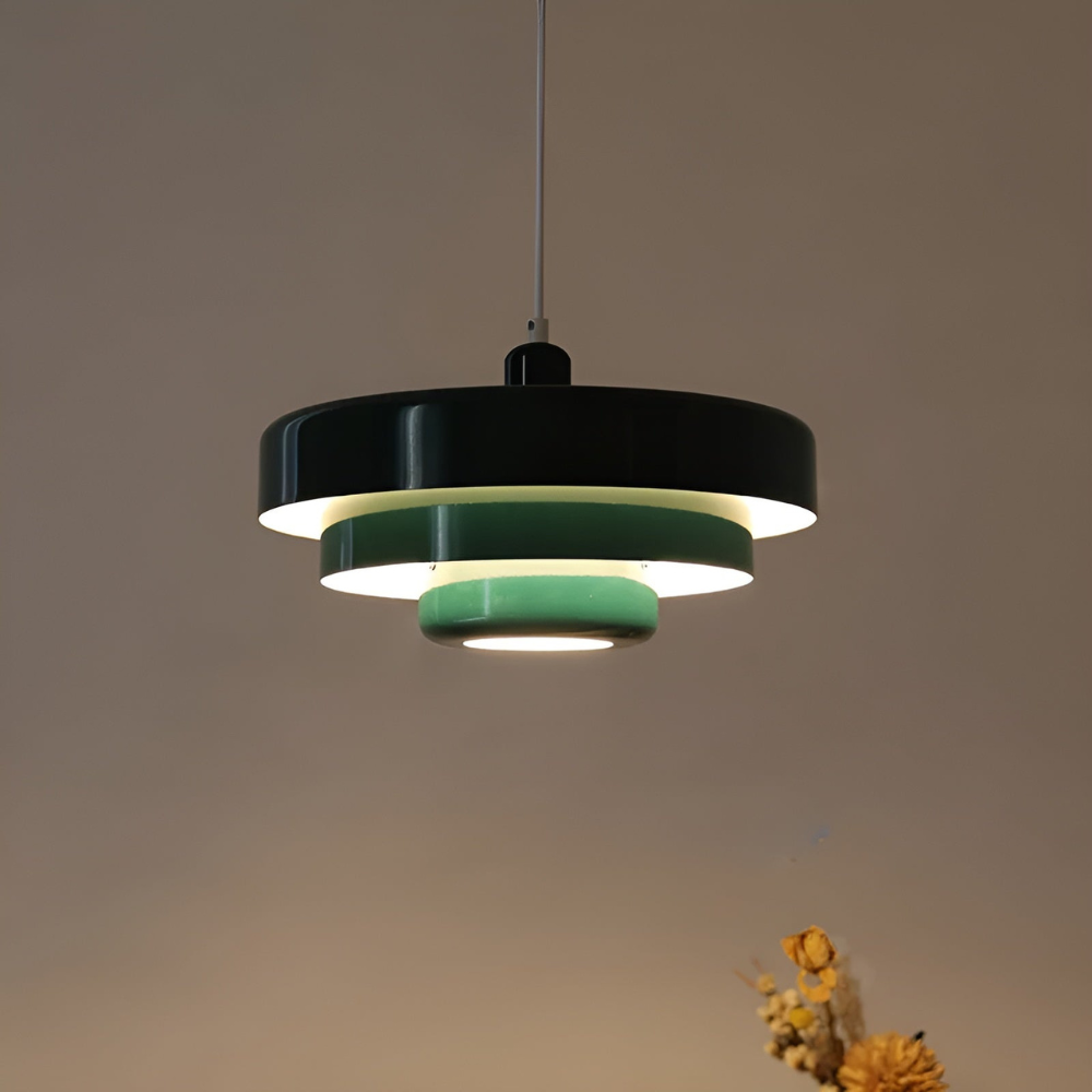Lampe suspension vintage scandinave orange au-dessus d'une table, éclairage déco intérieur.