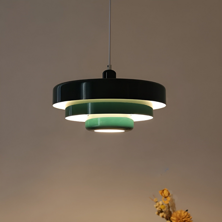 Lampe suspension vintage scandinave orange au-dessus d'une table, éclairage déco intérieur.