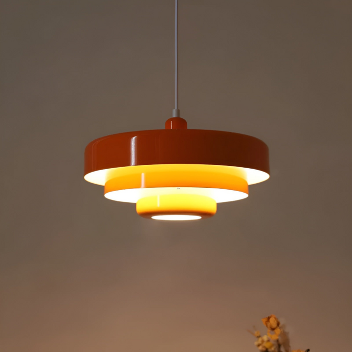 Détail d'une lampe suspension scandinave vintage, finition aluminium, design épuré et moderne.