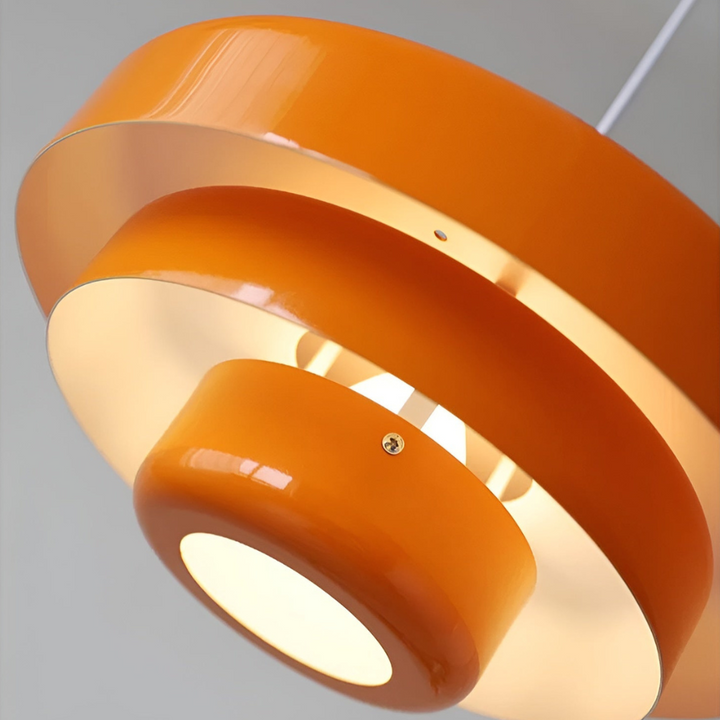 Suspension design scandinave aux couleurs chaleureuses, éclairage doux, ambiance cosy.