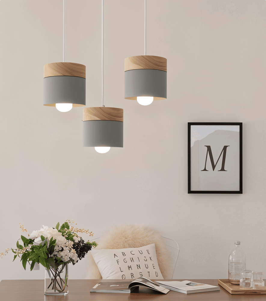 Éclairage de suspension doux et chaleureux, idéal pour salon ou cuisine contemporaine.